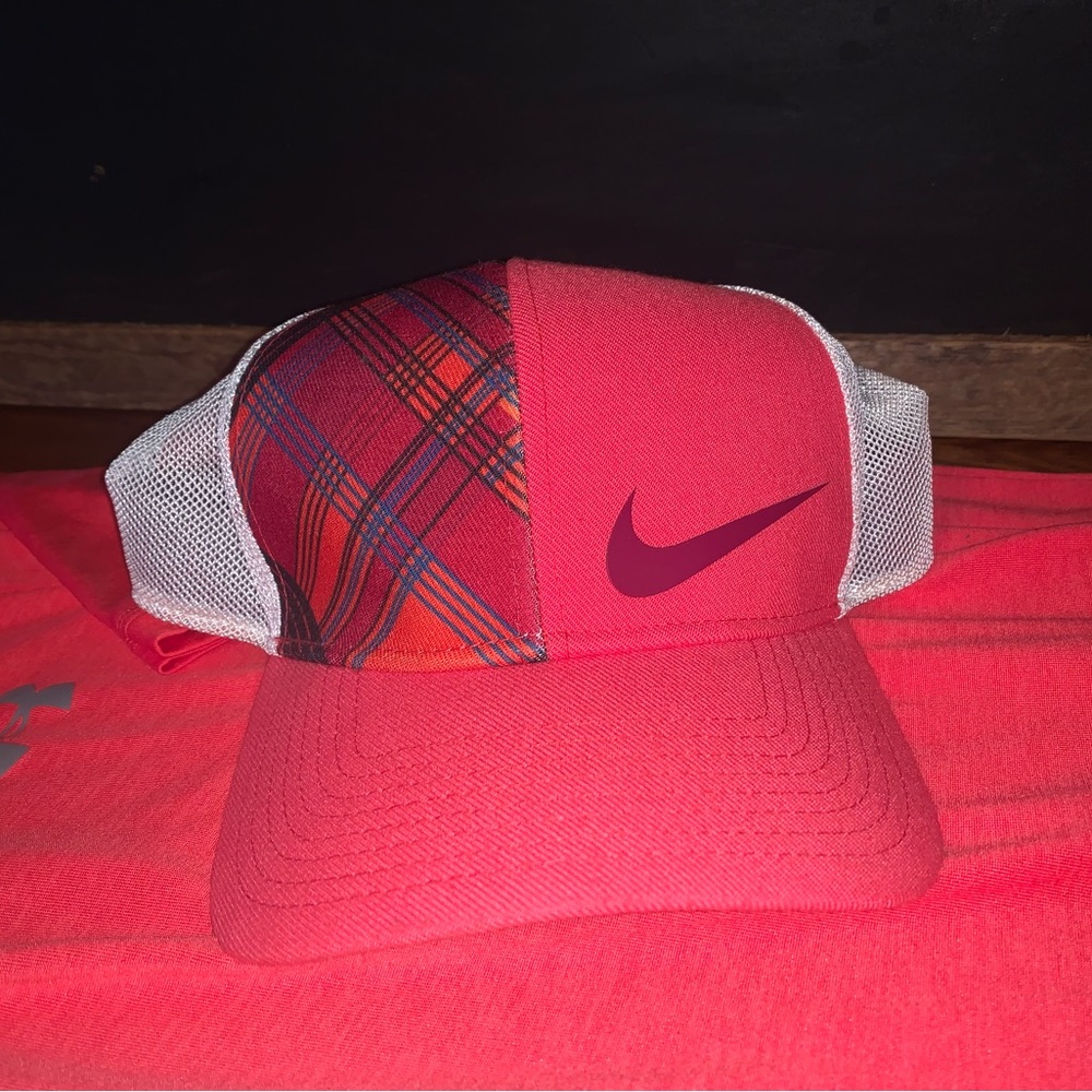 Pink/Orange Nike Golf Hat with White Mesh Back. Size M/L. NWOT.